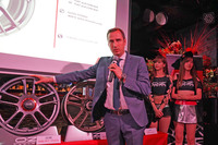 新商品を説明するイタリア本社のプロダクトマネージャー、サムエル・セガーラ氏。