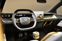 フォルクスワーゲンの他の電気自動車ラインナップと同じく水平基調デザインが採用された「ID. EVERY1」のインストゥルメントパネル。ダッシュボードと一体化したメーターパネルがフレッシュな印象をもたらす。