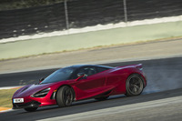 ヴァレルンガ・サーキットのライトハンダーでファイティングポーズを決める「720S」。