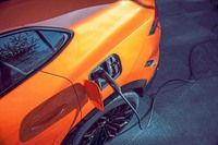 充電コネクターはボディー左側の後方にある。フューエルフィラーフラップは反対側だ。