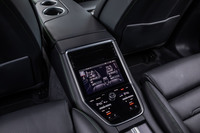 試乗車の後席には、前席と同様にオプションアイテムのマッサージ機能付きベンチレーションシートが装着されていた。後席中央部のセンターコンソールに設置されたタッチ式のディスプレイを用いて、左右個別に調整が行える。