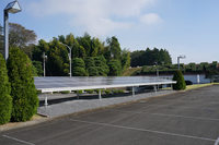 栃木工場の敷地内に設けられた太陽光パネル。自然エネルギーによる発電については、日本国内の工場でも既に導入済みで、今後は順次その規模を拡大。代替エネルギーとの併用でカーボンニュートラルを実現するとしている。