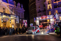 モナコのカジノ・スクエアをスタートする、トヨタの「ヤリスWRC」。