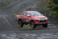 同乗試乗の最後に、大ジャンプを披露する「トライトンAXCR試験車」。その着地をソフトにこなした足まわりからは、大きな入力もしっかりいなす、許容量の大きさが感じられた。