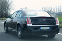 2011-2014年の2代目「ランチア・テーマ」。「クライスラー300」のバッジを替えて済ませたところに、いかに当時からセダン市場が縮小していたかがうかがえる。2013年撮影。