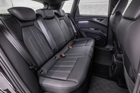 リアシートの座面から天井までの高さは984mmで、余裕ある居住空間になっていた。オプションの「Sライン インテリアパッケージ」を選択すると、背もたれに40:20:40の3分割可倒機構が組み込まれる。