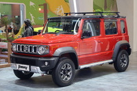 日本でまだ正規販売されていない「ジムニー5ドア」は、2023年6月にインドで発表・発売された。写真の赤いボディーカラーも日本市場の「ジムニー/ジムニーシエラ」には設定がない。