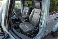 「RUBICON」の青い刺しゅうが目を引くレザーシート。前席にはヒーターが標準装備される。