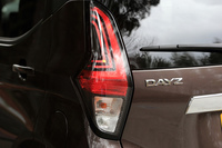 L字を重ねたデザインのテールライト。「ハイウェイスター」ではレンズ周囲が黒色で縁取られ、標準モデルでは赤色に変更される。