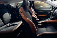 ボディーカラーが「オランジュ アタカマ メタリック」の「インテンス」には、2トーンカラーのファブリックシートが装着される。それ以外のインテンスは、ファブリック×レザー調のコンビシート(ブラック)。「インテンス テックパック」のものは本革仕立てとなる。
