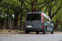 導入から12年を経て、モデルライフもいよいよ最終盤となった現行型「ルノー・カングー」。今回の試乗車は“最後の限定モデル”として2021年7月に発売された「リミテッド ディーゼルMT」だ。