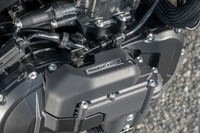 「CB750ホーネット」の「E-Clutch」は、スロットル・バイ・ワイヤとの協調制御により、スロットルを開けた際のバタフライバルブ開度やエンジン反応を最適化。よりスムーズな変速を実現している。