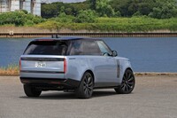 フロントドアの前端に施された縦型の装飾パネルは、初代「レンジローバー」(3ドア)の縦型のドアハンドルや、3代目レンジローバーのサイドベントをモチーフにしたもの。ディテールを見ると、意外なほどに過去のモデルのデザインが受け継がれている。