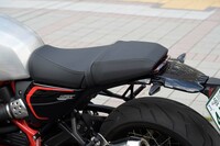 シート高は795mmと、従来モデルより10mm低めに。標準装備のETCはこの下に備わるが、シートクッションはトルクスボルトで固定されているため、脱着の際には専用の工具が必要となる。