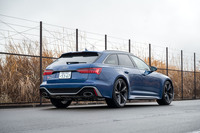 この試乗車のボディーカラーは「RSパフォーマンス」専用の「アスカリブルーメタリック」。この手の高額車としては珍しく、アウディエクスクルーシブのスペシャルカラーを除いた8色すべてが無償で選べる。