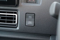 ダッシュボードに備わる4WDのスイッチ。CVT仕様の4WD車には前後の駆動力配分を可変制御する電子制御4WDが、「ハイゼット」に設定のあるMT仕様の4WD車には、コンベンショナルなパートタイム4WDが用意される。