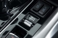 ドライブモードの「ターマック」は「エクリプス クロス」のPHEV専用。エンジンがかかりっぱなしになり、旋回制御とアクセル操作に対するレスポンス、さらに回生ブレーキが最高レベルになる。