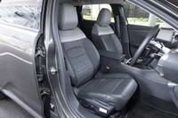 最新のシトロエン各車でおなじみの「アドバンストコンフォートシート」は、ベース部分には高密度のウレタンを、表層部分には柔らかいスポンジを採用。長時間のドライブでも疲れにくい。