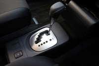 ゲート式シフトレバーの下にはシートヒーターのスイッチを設置。シートヒーターはハイブリッドモデルにだけ、オプション設定されている。