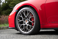 タイヤ&ホイールはフロントが20インチでリアが21インチ。グッドイヤーのウルトラパフォーマンスタイヤ「イーグルF1スーパースポーツR」を履く。