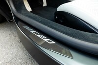 バスタブ型のカーボンモノコックを採用するスポーツカーとしては、サイドシルは低め。それでも、跳ね上げ式ドアを開き切ることができない状況では乗り降りに苦労することになる。