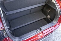 ラゲッジスペースの容量は210リッター。脱着・折り畳みが可能なフロアボードは日本向けに用意されたもので、取り外すと290リッターに荷室容量を拡大できる。