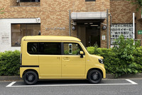 「N-VAN e: FUN」のボディーサイズは全長×全幅×全高=3395×1475×1960mm、ホイールベースは2520mm。車重は1140kgと発表されている。