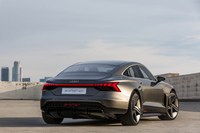 「アウディe-tron GTコンセプト」は、4ドアクーペのボディースタイルを採用。駆動方式はトルクベクタリング付きのクワトロシステムとなる。