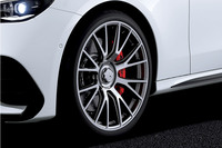 「MANUFAKUTURオパリスホワイト(メタリック)」の車両にはシルバーの21インチAMGアルミホイール(鍛造)が組み合わせられる。