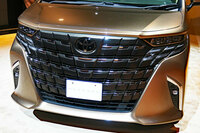 「アルファード」といえば、この押し出しの強いフロントマスク。新型のそれ(写真)は、先代よりもさらに迫力と存在感が増している。