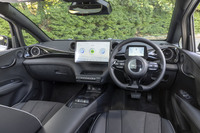 インテリアデザインも凝りに凝っている。ダッシュボード上部にある波をモチーフにしたエアコン吹き出し口や、イルカの胸ビレ形のドアハンドルなどは少々クセが強めだ。