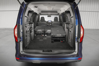 サードシートの左側を外し、フロントシートを除くすべてのシートバックを倒した様子。フル乗車で500リッター、助手席まで倒すと3750リッターという荷室容量を誇る。