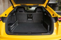 ラゲッジスペースの容量は5人乗車時で616リッター。今回試乗した4人乗り仕様の場合は574リッターとなる。