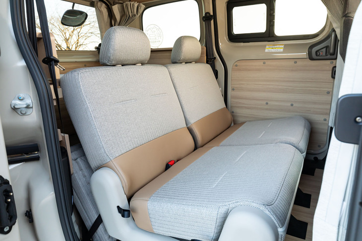 後席には「2 in 1シート」を装備。これは乗車時用のドライブモード。この時は少し硬めのフォームが乗員側になる。4ナンバーのため足元は狭いが、商用車としてはぜいたくすぎるシートだ。
