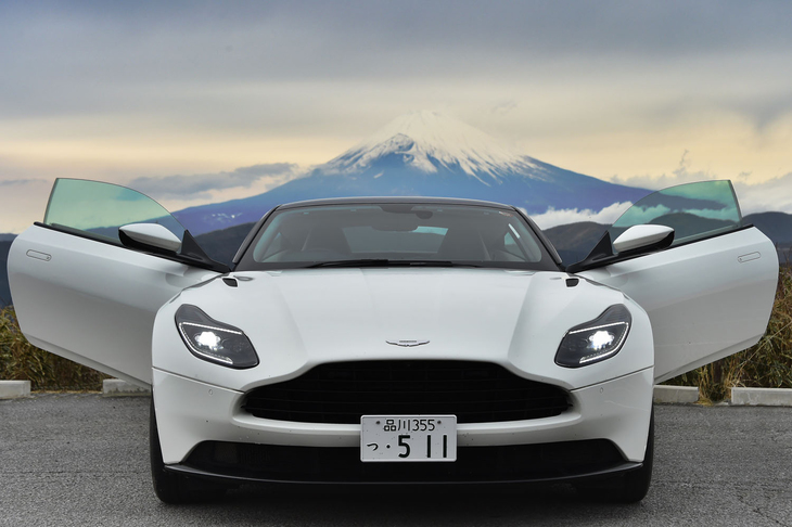 「DB11」のドアは、斜め上方に向かって開く“スワンスイングドア”が採用されている。