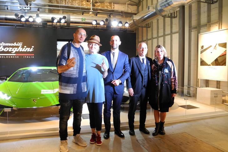 左から、ミュージシャン&作家のエミリアーノ・ペペ&ラ・ピーナさん、アウトモビリ・ランボルギーニ・ジャパン カントリーマネージャーのフランチェスコ・クレシさん、駐日イタリア大使 ジョルジョ・スタラーチェ閣下、歌手のエンマさん。
