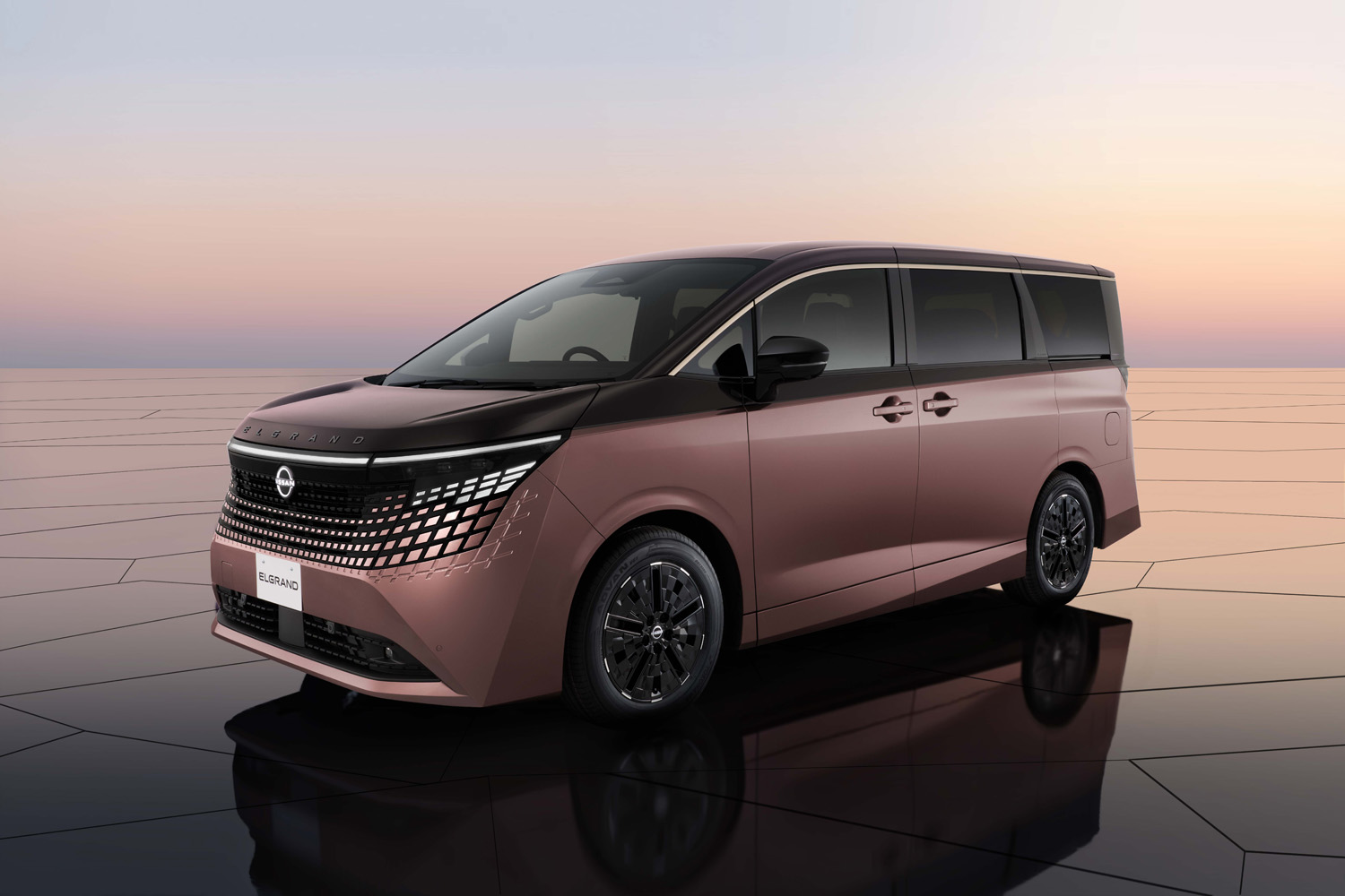 日産 エルグランド 155549 km スライドドアはいつから？ 「日産エルグランド」登場前夜の国産
