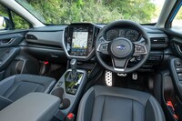 大型の縦型センタースクリーン(「ツーリング」ではオプション)が目を引くダッシュボードだが、メーターパネルやステアリングホイールなどのデザインはほとんど変わっていない。