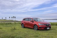 2021年8月に国内導入された「ルノー・メガーヌ」のマイナーチェンジモデル。今回のパートナーはステーションワゴン版の「スポーツツアラー」だ。