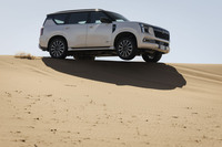 足まわりは4輪とも独立懸架のダブルウイッシュボーン。「プラチナム」では電子制御式ダンパーとエアスプリングを組み合わせている。