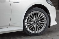 ハイパークロームメタリック塗装が施されたアルミホイール。走行時に発生する騒音を抑えるノイズリダクションタイプとなっている。