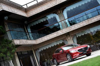 今回、ボディー骨格の一部にまで手を加えるほどの大幅な改良を受けた「アテンザ」。今年でデビューから6年を迎えるが、まだ当分は現役として活躍しそうだ。