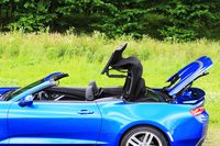 ソフトトップは電動開閉式で、48km/h以下の速度であれば走行中でも操作が可能。従来モデルとは異なり、ロック解除などの手間をかけることなくワンタッチで開閉することができる。