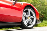 タイヤサイズは前が245/35ZR20 、後ろが305/35ZR20。「アセットフィオラノ」パッケージ装着車には専用オプションとして、サーキット走行を主眼としたハイグリップタイヤ「ミシュラン・パイロットスポーツ カップ2 R K2」も用意されるが、試乗車にはブリヂストンのプレミアムスポーツタイヤ「ポテンザ スポーツ」が装着されていた。