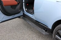 搭乗者の乗降をサポートする、可動式のサイドステップ。ドアを開けると自動で展開する。