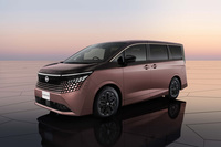 間もなくデビューするであろう新型「日産エルグランド」のプロトタイプ。