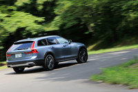 走行モードは、「コンフォート」「エコ」「ダイナミック」「オフロード」の4種類。加えて、自分好みのセッティングが実現できる「インディビジュアル」も用意される。