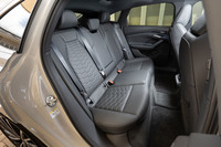 リアシートは前後方向の広さはあるものの、車高が低くて床面が高いことから、上下方向のゆとりはあまりない。フロントシート下の足を差し込むスペースも小さく、乗員の体型によっては、やや体育座り的な姿勢を強いられる。