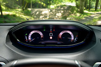 デジタル化された「ヘッドアップインストルメントパネル」の表示は、標準的なメーター(写真)からカスタマイズ可能なパーソナルモードまで計4種類が用意されている。