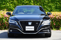 新型「クラウン」の全幅は、先代と同じ1800mm。全長はノーズが延長された分(15mm)だけ長くなっている。